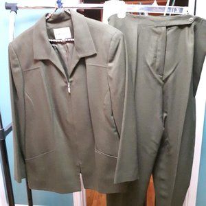 LORD & TAYLORS LADIES 3 PIECE WOOL SUIT
